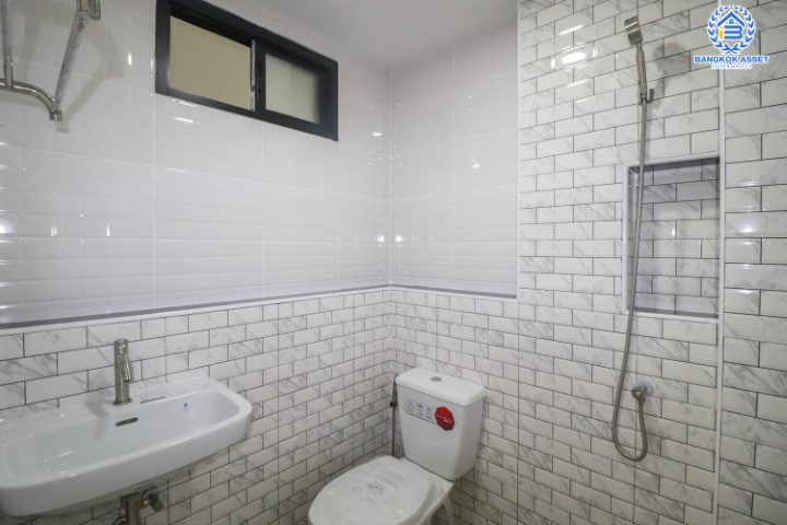 *****ทาวน์เฮ้าส์มือสองนนทบุรี ราคาพิเศษ! ม.เพชรเกษร ติวานนท์45 บ้านสวย พร้อมอยู่ เนื้อที่ 19 ตร.ว. ฟังก์ชั่น 2 ห้องนอน 2 ห้องน้ำ ต่อเติมครัว+โรงรถ มีเคาน์เตอร์ครัว บนทำเลดีที่สุด! เดินทางสะดวก ใกล้เซ็นทรัลรัตนาธิเบศร์ , เอสพลานาด แคราย และรถไฟฟ้าสายสีชมพู สถานีสามัคคี!